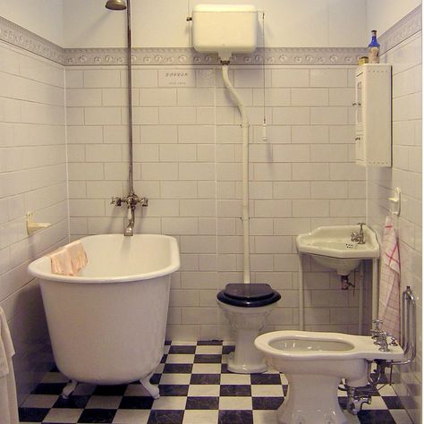 1920-tal. Ett tidstypiskt badrum ofta placerat i källaren. Högspolande toalett av vitt porslin med svart bakelitsits ofta utan lock.… Vintage Black And White Bathroom, 1930s Bathroom, Williamsburg Apartment, 1950s Bathroom, 1930s House, White Tile Floor, Vintage Laundry, Vintage Bath, Bathroom Photos