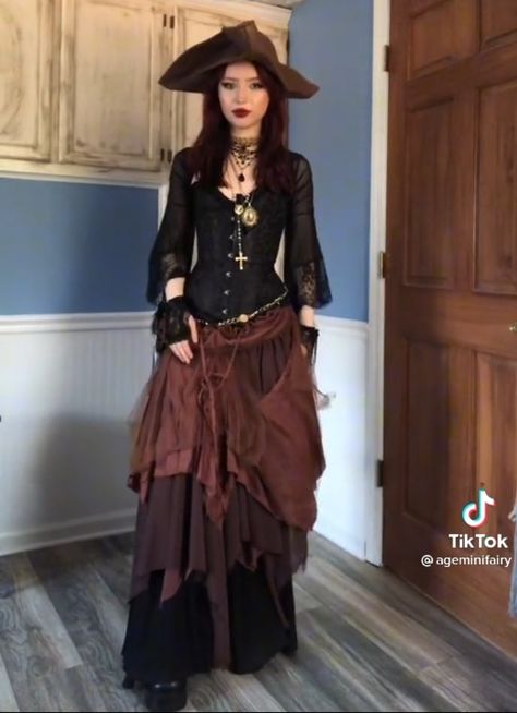 Victorian Steampunk Costume, Ren Faire Outfits, Pirate Cosplay, Female Pirate Costume, Mode Steampunk, Pirate Halloween Costumes, Pirate Outfit, Fair Outfits, Costume For Women