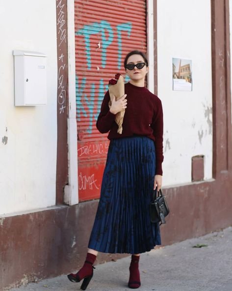 Street style women ideas. Maroon sweater and pleated navy blue skirt. How to wear socks and sandals idea. Perfect Springish street style idea. Fashion blogger @kenguristyle outfit. Navy Pleated Skirt Outfit, Navy Blue Pleated Skirt Outfit, Maroon Skirt Outfit, Blue Pleated Skirt Outfit, Navy Blue Sweater Outfit, Navy Skirt Outfit, Blue Sweater Outfit, Blue Skirt Outfits, Navy Pleated Skirt