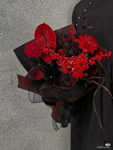 Black Red Bouquet, Dark Red And Black Bouquet, Red And Black Flower Arrangements, Dark Red Bouquet, Red And Black Bouquets, Goth Flower Bouquet, Black Bouquet, Luxury Flower Bouquets, Red Bouquet