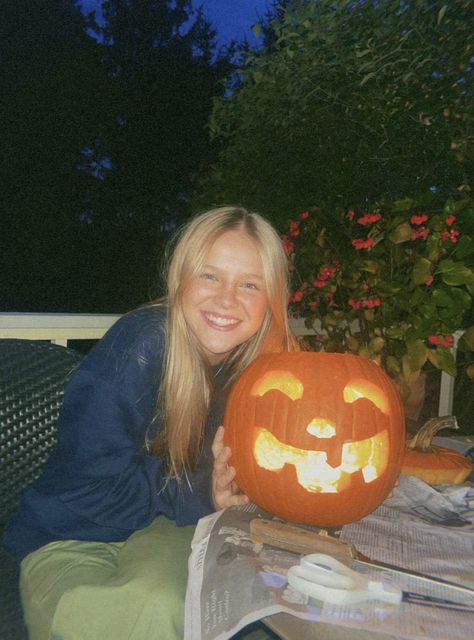 Cute Halloween Pictures Aesthetic, Cute Carved Pumpkins Ideas, Halloween Girl Aesthetic, Carving Pumpkins Aesthetic, Autumn Aesthetic Pictures, Halloween Pictures Aesthetic, Aesthetic Autumn Pictures, Fall Selfies, Fall Pictures Aesthetic