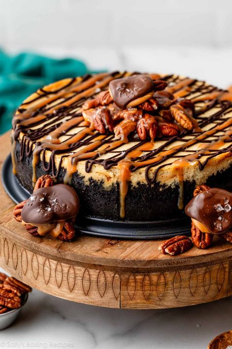 Dessert With Caramel Sauce, Salted Caramel Pretzel Cheesecake, Turtle Cheesecake Recipe Easy, Gourmet Cheesecake Recipes, Birthday Cheesecake Decoration, Thanksgiving Cheesecake Recipes, Caramel Turtle Cheesecake, Caramel Swirl Cheesecake, Caramel Toffee Crunch Cheesecake