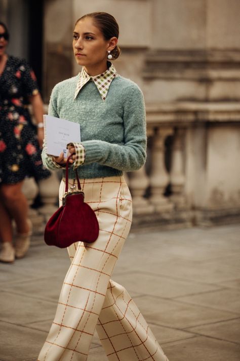 Casual Low Bun, Coat Wardrobe, Chanel Street Style, The Sartorialist, London Fashion Weeks, Street Style Fall Outfits, Iris Van Herpen, 2020 Fashion Trends, Low Bun