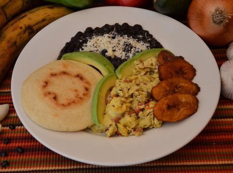 "Desayuno Venezolano" - Perico, which is a scramble of eggs and minced veggies; black beans, avocadoes, and plantains. Aripo's - Venezuelan Arepa House (118 N Marion, Oak Park) serves brunch on Sunday 10:30am to 5pm. Colombian Breakfast, Venezuelan Food, American Breakfast, Colombian Food, Pregnancy Food, Fusion Food, Breakfast On The Go, British Food, Food Culture