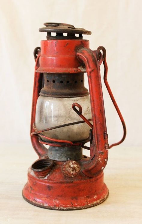 Railroad Lanterns, Camping Vintage, White Lantern, Old Lanterns, Vintage Lanterns, Red Lantern, Still Life Drawing, Vintage Objects, Still Life Art