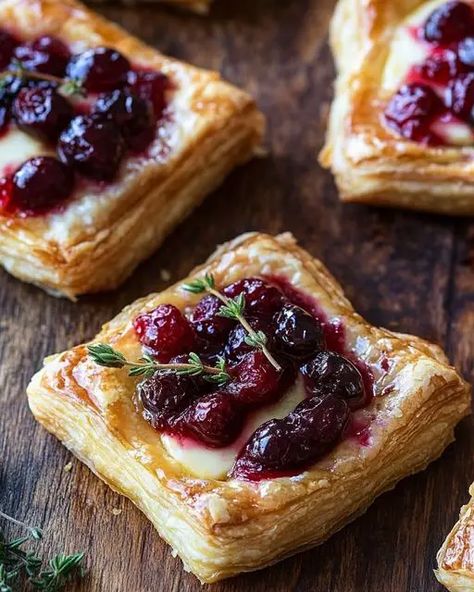 Cranberry Brie Puff Pastry Bites - Miarecipes Brie Bites Puff Pastry, Cranberry Brie Puff Pastry, Cranberry Appetizer, Puff Pastry Bites, Lobster Cream Sauce, Cranberry Bites, Pastry Bites, Brie Cranberry, Brie Puff Pastry