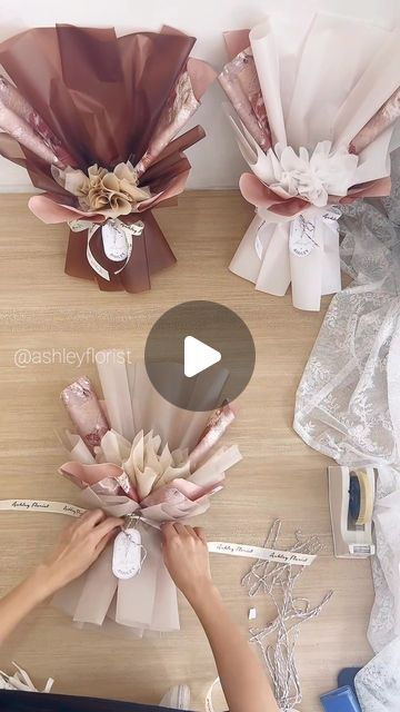 How To Wrap Bouquet With Paper, Wrap Bouquet Of Flowers, Buketi Flowers, Rose Flower Bouquet Gift, Money Bouquet Ideas, Single Rose Bouquet, Flower Bouquet Wrapping, Single Flower Bouquet, Diy Bouquet Wrap