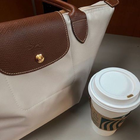 Longchamp and starbucks coffee, summer outfits inspo Motivation School, Laptop Aesthetic, Notes Study, Studying Aesthetic, Uni Bag, Motivation Study, Aesthetic School, Library Room, Library Aesthetic