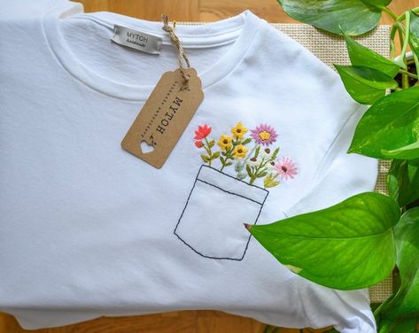 Clothes Embroidery Diy, T-shirt Broderie, Embroidery Tshirt, T Shirt Flowers, Embroidery On Clothes, Embroidered Tee, Hand Embroidery Design Patterns, Sewing Embroidery Designs, Felt Applique