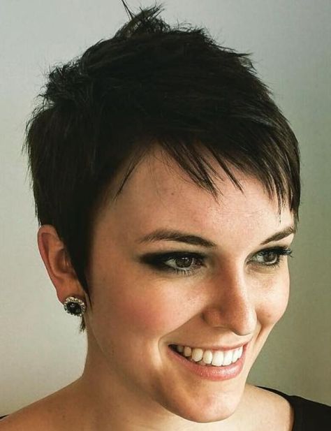 Brunette Pixie Hairstyle Very Short Pixie Cuts, Cute Pixie Haircuts, Super Short Pixie, Brunette Pixie, Pixie Cut Styles, Edgy Pixie, Hair Cute, Pixie Styles, Best Pixie Cuts