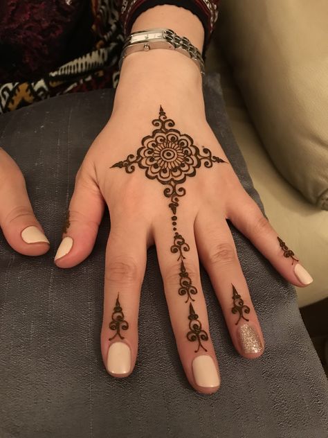 Summer Henna Designs, Aesthetic Mehndi Designs, Mehndi Designs Cute, Aesthetic Mehndi, Full Hand Mehndi Design, Small Henna Designs, Henne Tattoo, Henna Style Tattoos, Front Hand Mehndi