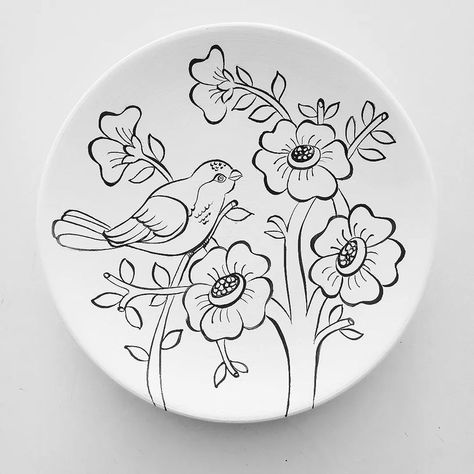 Instagram'da NacArt: “18 cm Modern Desen Tahrirli Çini Tabak” Deer Drawing, Clay Plates, Painting Art Lesson, Blue Pottery, Dot Art Painting, China Painting, Plate Art, Mandala Design Art, Hand Embroidery Design