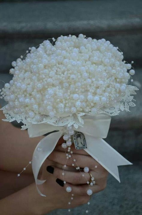 Pearl Bouquet Wedding, Pearl Bridal Bouquet, Unique Bridal Bouquets, Beaded Bouquet, Elegant Wedding Bouquets, Pearl Bouquet, Simple Wedding Bouquets, Crystal Bouquet, Bride Dress Simple