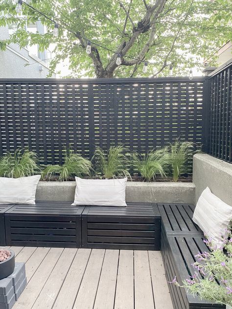 Ikea Applaro Bench, Utlängan Ikea, Ikea Patio Tiles, Ikea Balcony Hacks, Diy Garden Seat, Ikea Decking Ideas, Ikea Terrace Ideas, Ikea Patio Hacks, Tarno Ikea Hack