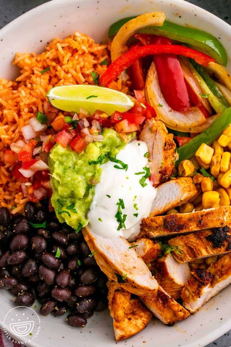 Seasoned Beans, Fajita Bowl Recipe, Fajita Bowl, Chicken Fajita Bowl, Chicken Bowl Recipe, Homemade Fajita Seasoning, Healthy Bowls Recipes, Fajita Bowls, Rice Bowls Recipes