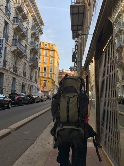 Travel Backpacking Aesthetic, Travel Aesthetic Backpacking, Aesthetic Travel Backpack, Big Backpacks Travel, Backpacking Around Europe Aesthetic, Backpacking Trip Aesthetic, Travel Aesthetic Backpack, Travelling Europe Aesthetic, College In Europe Aesthetic