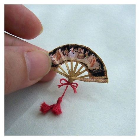 Spanish Dancers, Chinese Fans, Diy Doll Miniatures, Mini Clothes, Miniature Projects, House Fan, Victorian Dolls, Miniature Rooms, Polymer Clay Miniatures