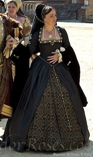 Tudor Costume - Absolutely beautiful, I especially lobve the colors! Tudor Outfits, Tudor Gown, Tudor Period, 16th Century Fashion, Tudor Dress, Historical Gowns, Tudor Fashion, Tudor Costumes, Fest Outfits