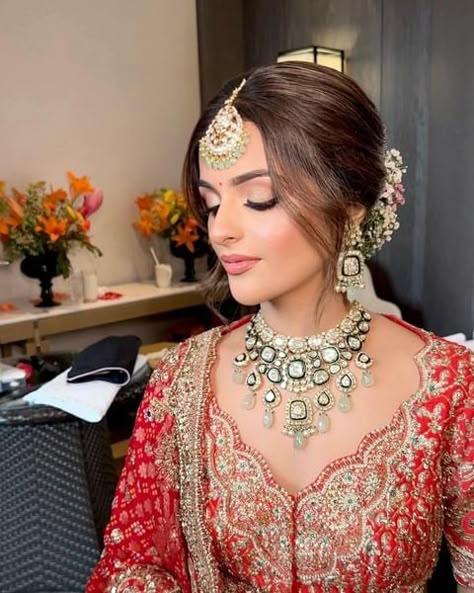 Instagram Bridal Hair Do Indian, Bridal Bun Indian Wedding, Dulhan Hairstyles Indian Bridal, Indian Bridal Hairdo, Bride Hairstyles Bun, Bride Makeup Indian, Indian Bridal Hairstyles Wedding, Bridal Hairstyles Indian Weddings, Bridal Looks Indian Brides