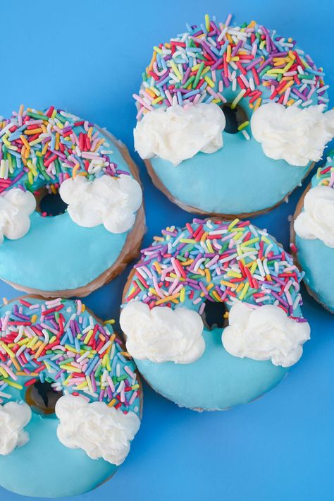 Donat Glaze, Donut Decorating Ideas, Fancy Donuts, Donuts Gourmet, Rainbow Donut, Donuts Donuts, Donut Decorations, Birthday Donuts, Mini Doughnuts