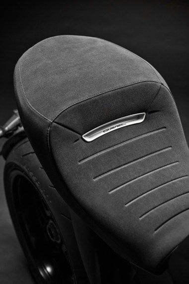 Bike Seat Design, Cb 450 Cafe Racer, Motor Cafe Racer, Ducati Xdiavel, New Ducati, Cb 450, Cafe Racer Seat, Motorcycle Helmet Design, Cafe Racer Moto