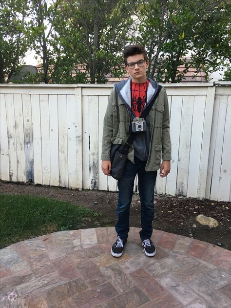 Peter Parker // Spider-Man costume Peter Parker Outfit Ideas, Peter Parker Outfit, Spiderman Halloween Costume, Diy Costumes Men, Marvel Halloween Costumes, Spider Man Halloween, Spider Man Costume, Parker Outfit, Peter Parker Spiderman