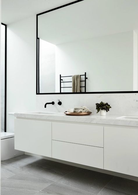 Big Bathroom Mirror Trend in Real Interiors Dekorere Bad, Minimal Bathroom, Vanity Design, Bathroom Tub, Hus Inspiration, Bathroom Layout, Minimalist Bathroom, Elegant Bathroom, Grey Bathrooms