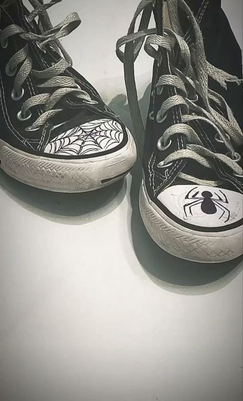 Converse With Writing On Them, Drawing On Shoes Aesthetic Grunge, Doodles On Converse, Spiderman Converse, Converse Art, Converse Drawing, Doodle Shoes, Sharpie Shoes, Converse Design