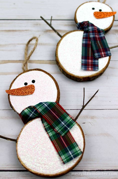 Wood Slice Ornament Ideas, Christmas Diy Wood, Wooden Christmas Crafts, Handmade Christmas Crafts, Ornament Ideas, Christmas Wood Crafts, Wood Slice Ornament, Wood Christmas Ornaments, Wooden Christmas Ornaments