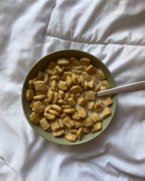 breakfast, morning routine, morning food, cereals, aesthetic bowl with cereals, food in bed, breakfast in bed Cereals Aesthetic, Food In Bed, Morning Person, Breakfast In Bed, Morning Food, Bed Breakfast, Morning Routine, The Creator, Bowl