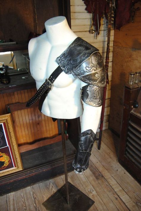 One Shoulder Armor, Skull Shoulder Armor, Skull Pauldron, Hip Armor, Costume Chevalier, Shoulder Armour, Crea Cuir, Shoulder Guard, Armor Tattoo