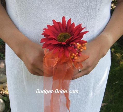 Here's a simple way to save money on your bouquet: use a single flower instead of a large bunch. With a simple ribbon tied around it, any flower can look beautiful. Gerber Daisy Bouquet, Wedding Flowes, Summer Bridal Shower Favors, Small Bridal Bouquet, Simple Bridesmaid Bouquets, Cheap Bridal Shower Ideas, Gerbera Daisy Wedding, Gerbera Bouquet, Single Flower Bouquet