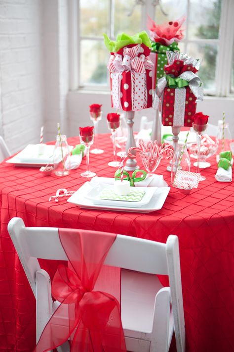 Holiday Table Decor Ideas On Any Budget with a peppermint theme designed by Custom Love Gifts. Red And White Decorations, Christmas Table Decorations Diy, Christmas Party Table, Diy Christmas Table, Christmas Table Centerpieces, Holiday Table Decorations, Fabulous Christmas, Table Designs, Office Christmas