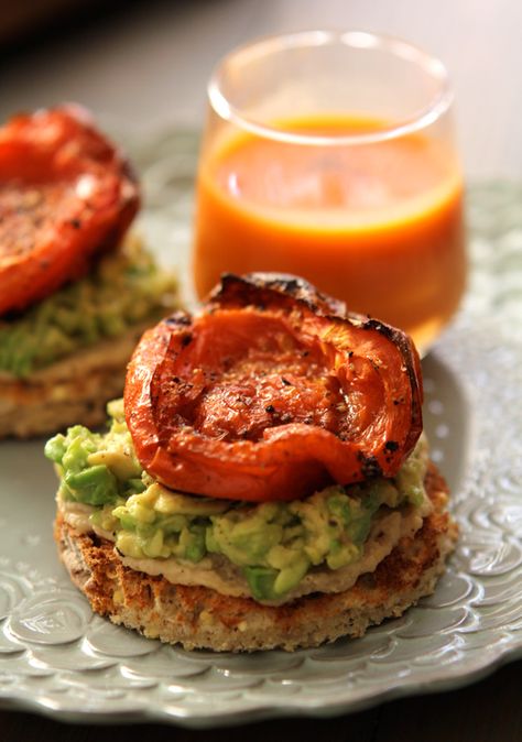 hummus,avocado and roasted red pepper toasts Hummus Avocado, Different Types Of Food, Avocado Toasts, No Meat, God Mat, Think Food, Roasted Tomatoes, Types Of Food, I Love Food