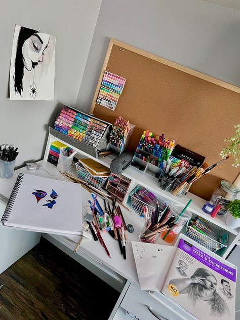 Artist Bedroom Aesthetic, Art Desk Aesthetic, Inspo Drawing Ideas, Clutter Aesthetic, Artsy Desk, Art Room Ideas, Dream Art Room, Art Desks, Inspo Drawing