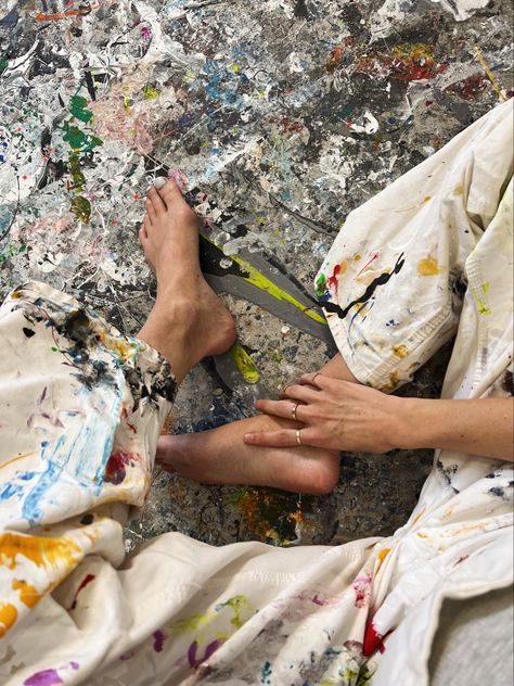 Woman In Art Studio, Woman Artist Aesthetic, Creative Woman Aesthetic, Hands With Paint On Them, Female Painter Aesthetic, Rich Artist Aesthetic, 90s Artist Aesthetic, Artist Painting Aesthetic, Professional Artist Aesthetic