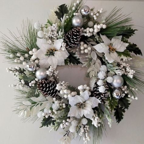 Christmas Wreaths Winter Wonderland, Woodland Wreath Christmas, White Poinsettia Wreath, Winter Door Wreaths Diy, Poinsettia Decorating Ideas, Winter Wonderland Wreath, Christmas Wreath White, Pink Christmas Wreath, Large Christmas Wreath