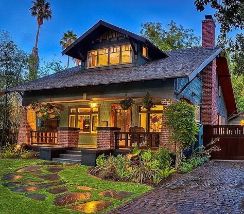 Craftsman Style Cottage, Historic Bungalow Exterior, Craftmans Style House Exterior, Craftsmen Exteriors, Craftsman Style Home Exterior, Craftsman Bungalow Exterior Colors, Craftsman Bungalows Interior, House Exterior Bungalow, Bloxburg Styles