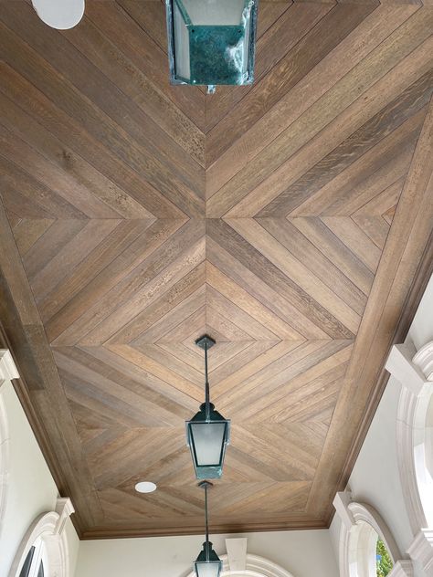 Wood Entry Ceiling, Light Wood Coffered Ceiling, Wood Inlay Ceiling, Wooden Ceiling Detail, Wood Ceiling Design Ideas, Teak Ceiling Bathroom, Herringbone Tray Ceiling, Cabin Ceilings Ideas, Reclaimed Wood Ceiling Ideas