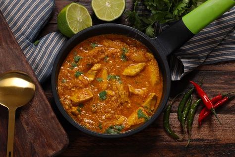 Chicken Curry Recipe Easy, Curry Ingredients, Under 300 Calories, Spinach Curry, Tv Chefs, Daily Record, One Pot Chicken, Easy Chicken Curry, 15 Minute Meals