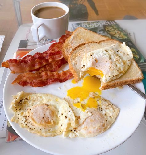 Eggs Bacon Toast Breakfast, Bacon And Eggs Breakfast Plate, Usa Lunch Food, Eggs Bacon Toast, Eggs Over Easy, Bacon Toast, Easy Egg Breakfast, Toast Bacon, Eggs And Bacon