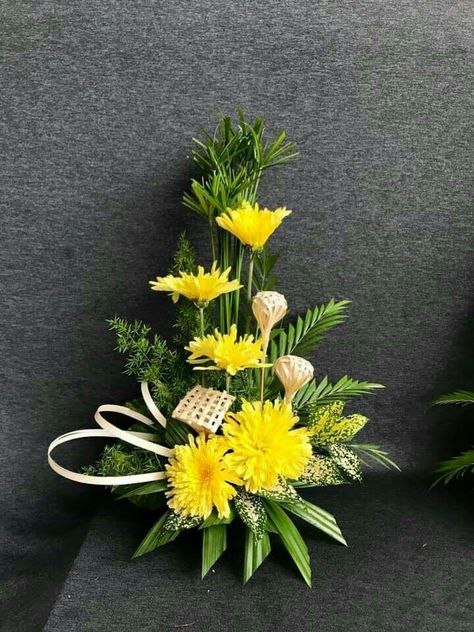 Chrysanthemum Flower Arrangement, Flowers Arrangements Ideas, Fresh Flower Arrangement, Floral Designs Arrangements, Contemporary Flower Arrangements, Flower Shop Decor, Flower Boquet, Roof Ideas, Gubahan Bunga