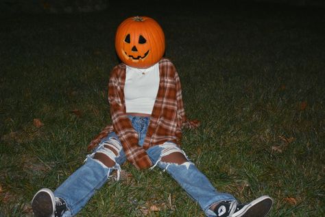 Pumpkins On Head Photoshoot, Spooky Senior Picture Ideas, Pumpkin Head Outfit Ideas, Pumpkin Carving Photoshoot, Pumpkin Head Photoshoot Solo, Halloween Pic Ideas, Pumpkin Head Ideas, Pumpkin Picture Ideas, Halloween Pumpkin Head Photoshoot