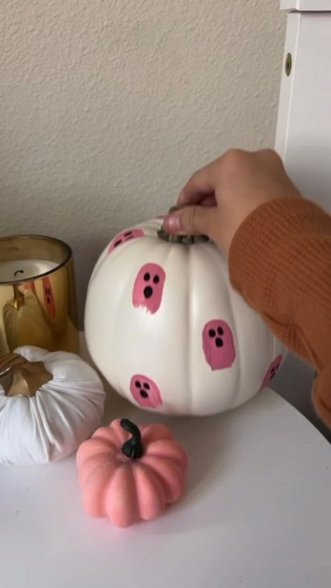 Preppy Pumpkin Painting, Pumpkin Painting Ideas Aesthetic, Baseball Pumpkin, Diy Pumpkins Painting, Halloween Pumpkin Painting Ideas, Cute Painted Pumpkin Ideas, Pumkin Ideas, Pumpkin Designs Painted, Halloween Pumpkin Painting