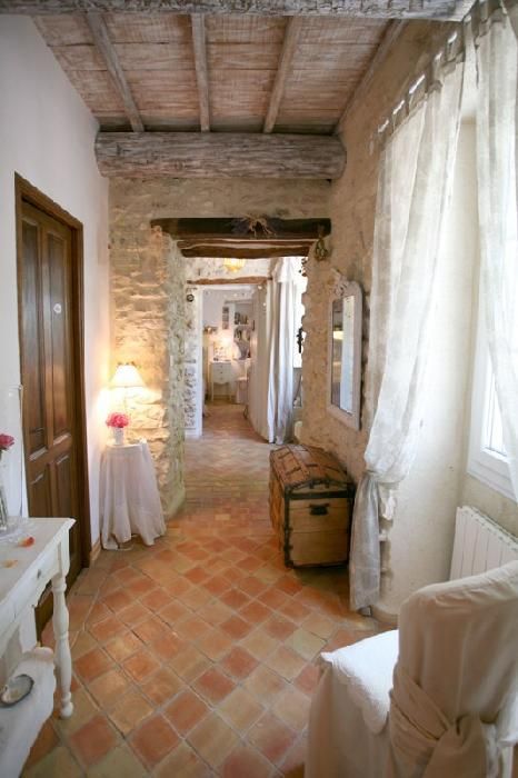 Terra Cotta tile floor in French Country House French Country Rug, French Country Bedrooms, French Country Kitchens, Casa Country, Rustic Country Home, Casa Patio, Bedroom Decorating Ideas, Country Bedroom, French Cottage