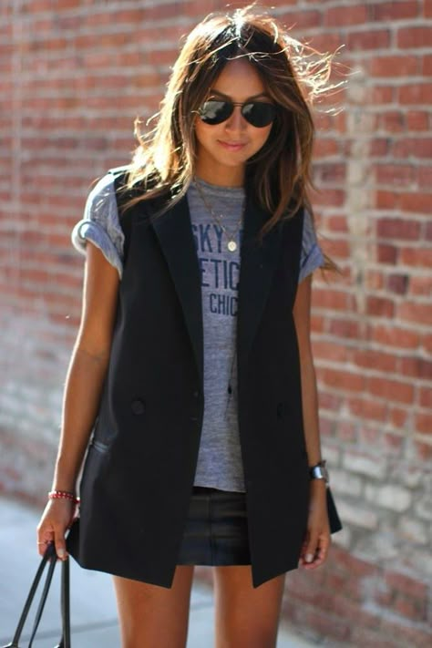 Casual black sleeveless blazer look. Sleeveless Blazer Outfit, Spring Sunglasses, Mode Tips, Sleeveless Blazer, Blazer Outfit, Long Vests, Outfit Trends, Black Vest, Outfits Verano