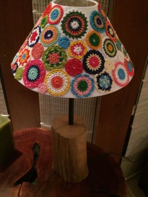 Fun Crochet Patterns, Lampe Crochet, Crochet Lampshade, Finger Knitting Projects, Crochet Lamp, Crochet Curtain Pattern, Crochet Wall Art, Decorative Lamp Shades, Creative Lamps