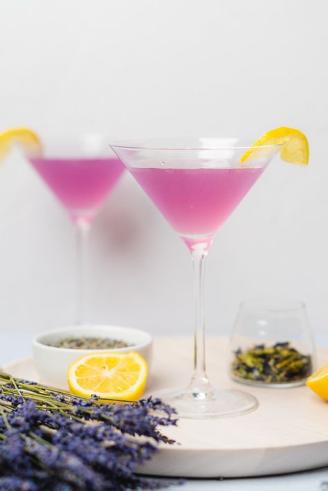 Easy Lavender Martini Recipe Lavender Gin Martini, Blueberry Lavender Martini, Lavender Drop Martini, Lemon Lavender Martini, Keto Martini Recipes, Lavender Martini Recipe, Lavender Lemon Drop Martini, Lavender Drinks Alcoholic, Lavender Syrup Cocktails