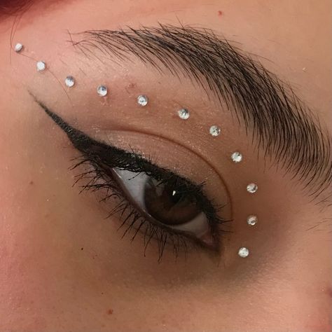 Jeweled Makeup Looks, Eyeliner With Gems, Make Up With Gems, Makeup Looks With Gems, Makeup With Gems, Diamond Eyeliner, Sfx Makeup Artist, Rhinestone Makeup, Eye Gems