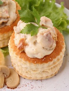 Vol-au-vent aux blancs de poulet : Recette de Vol-au-vent aux blancs de poulet - Marmiton Check out the website to see more French Appetizers, Belgian Food, Veg Snacks, British Baking, French Cooking, Recipe Details, Savoury Dishes, Finger Foods, Breakfast Brunch